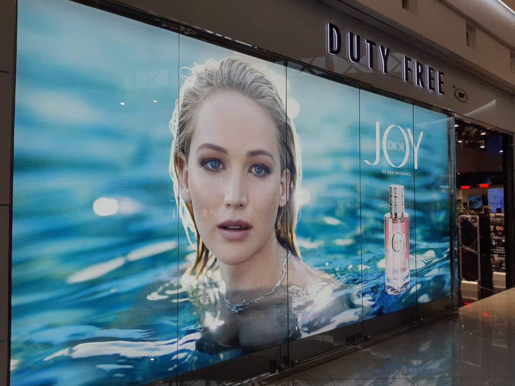 International Duty Free - FyBox - cadre lumineux dior visual merchandising