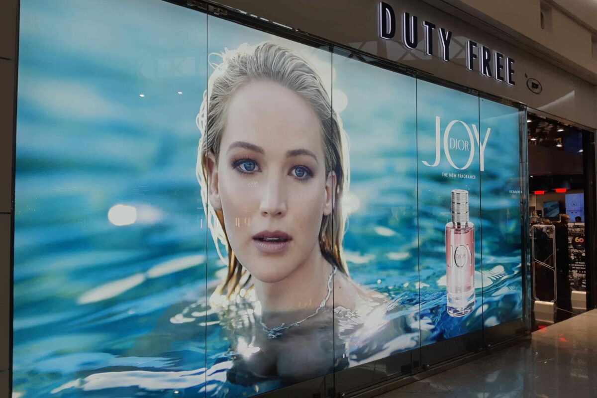 International Duty Free - FyBox - light box dior visual merchandising